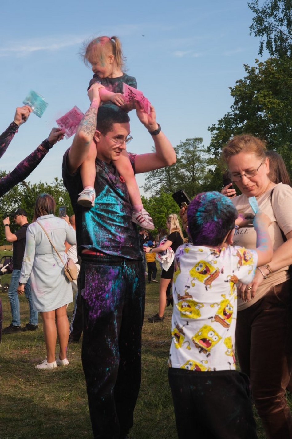 Łódź. Festiwal kolorów na Stawach Jana w Łodzi. Tłumy wzięły udział w bitwie na kolorowy proszek!