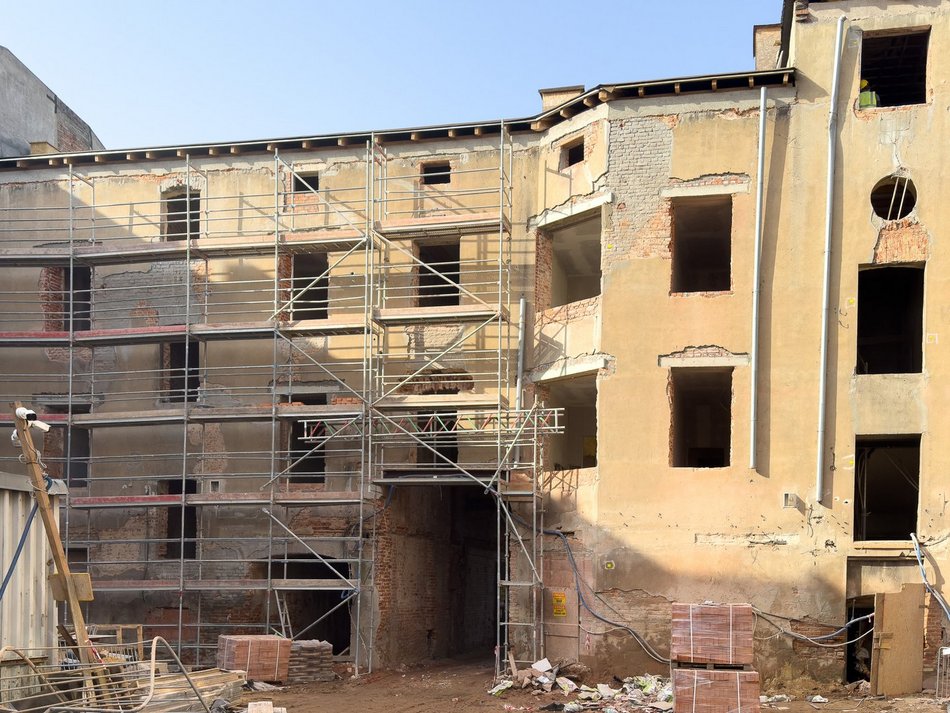 Łódź. Wielka rewitalizacja kamienicy przy Kilińskiego w Łodzi. Skuli ściany do gołej cegły!