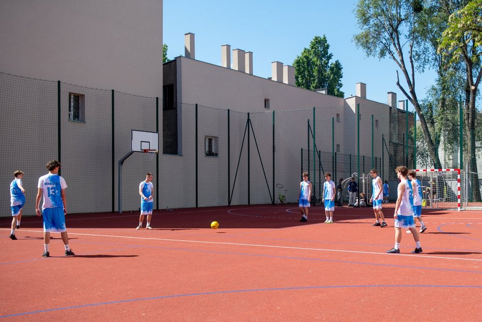 Nowe boisko w liceum przy Kopernika w Łodzi. Huczne otwarcie!