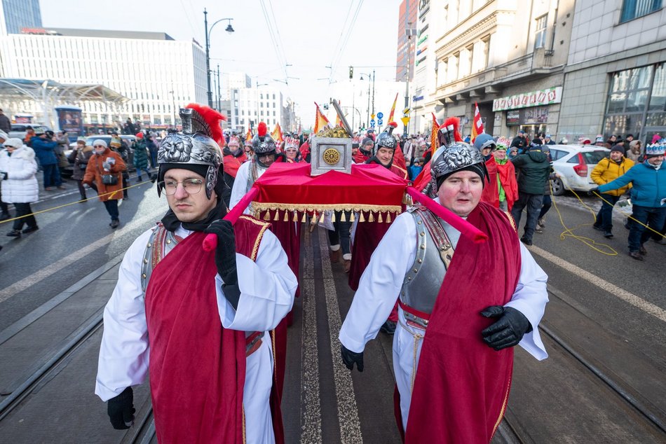 Łódź. Orszak Trzech Króli przeszedł ulicami Łodzi. Radosny pochód przyciągnął tłumy
