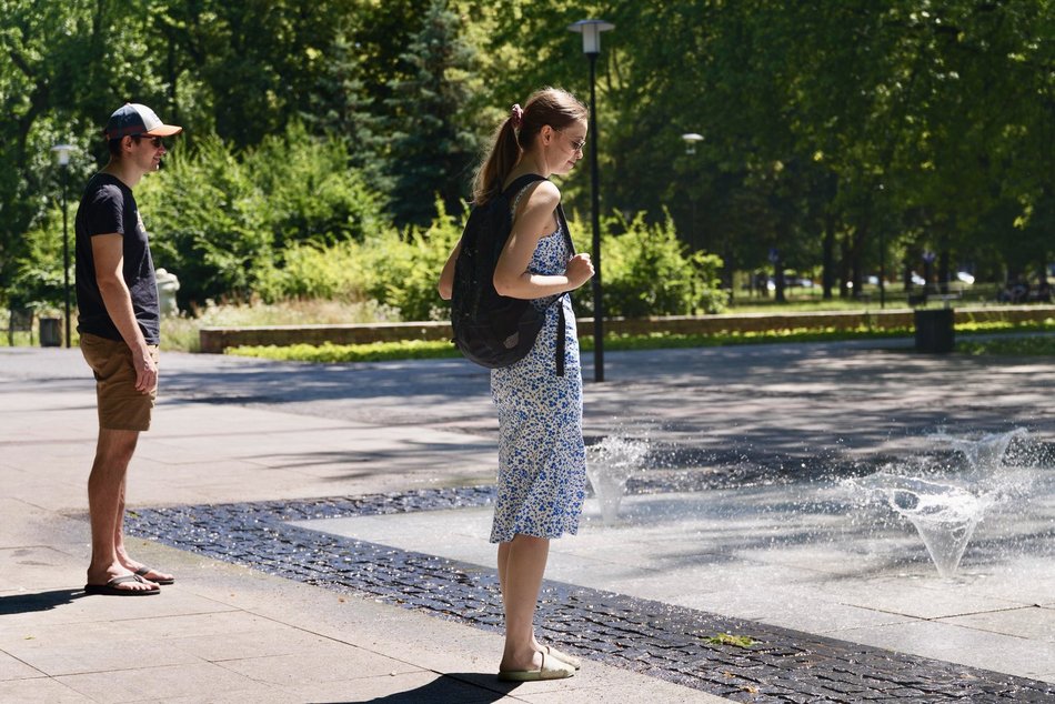 Łódź. Park Staromiejski w letnim wydaniu. Rowerzyści, dzieci i spacerowicze z pieskami