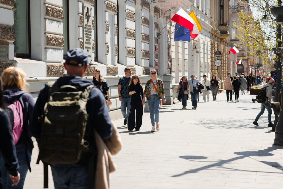 Łódź. Majówka na Piotrkowskiej w Łodzi. Tłumy spacerowiczów od rana do wieczora!