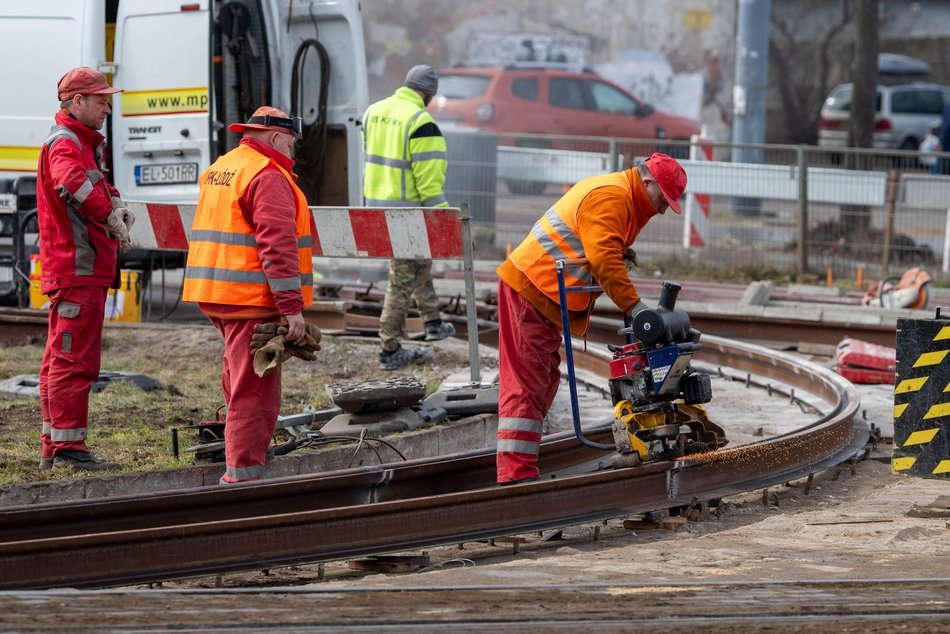 Łódź. Remont torowiska na Placu Niepodległości w Łodzi. Kiedy tramwaje wrócą na Pabianicką?