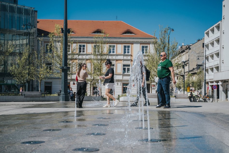 Łódź. Plac Wolności w Łodzi tętni życiem. To jedno z najpopularniejszych miejsc spotkań!