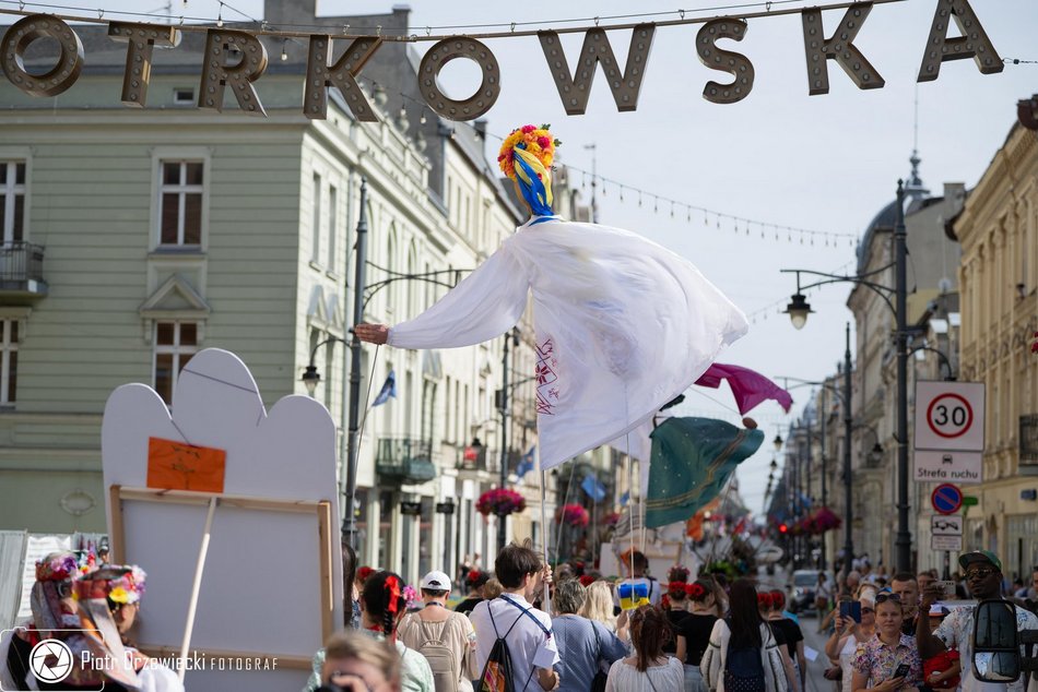 Feria barw przy Piotrkowskiej. Kolorowy pochód rozpoczął 15. edycję Folkowych Inspiracji