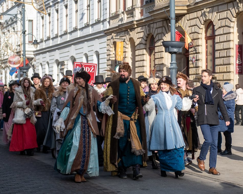 Łódź. Polonez dla Łodzi. Tłumy maturzystów zatańczyły na Piotrkowskiej. Razem z nimi łodzianie!