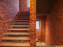 Łódź. Remont fabryki przy Sienkiewicza. Nowe wnętrza, winda, schody i brama do budynków