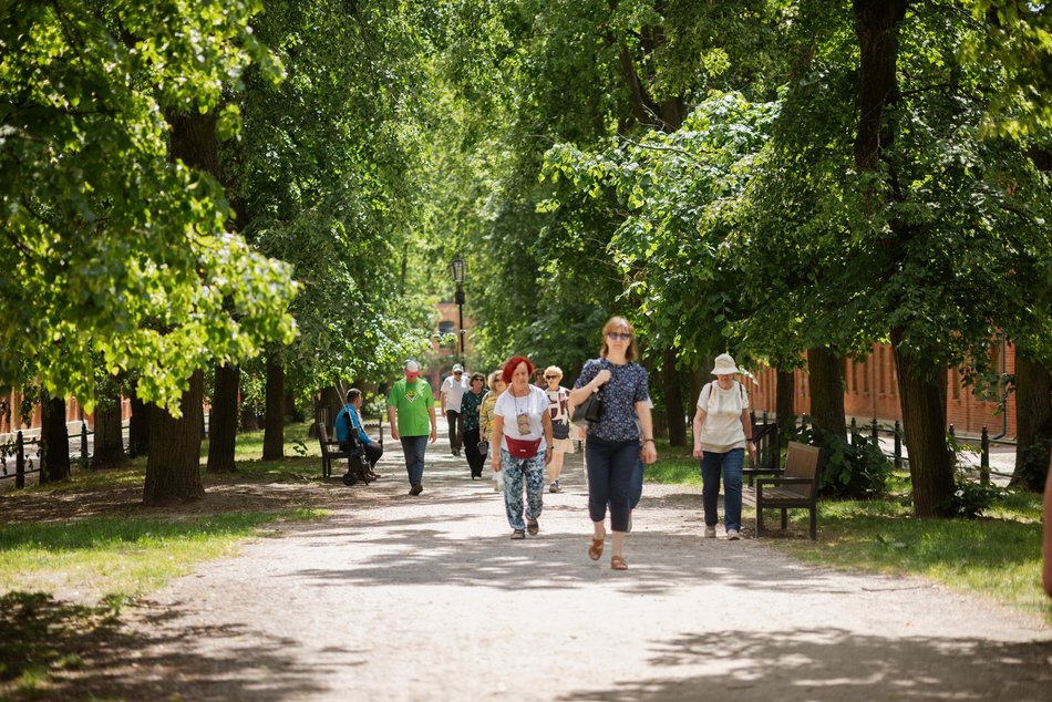 Łódź. Spacerowicze na Księżym Młynie i w Parku Źródliska w Łodzi. Recepta na udany weekend