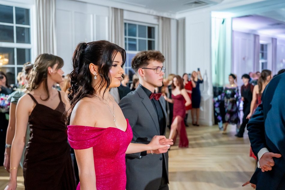 Łódź. Studniówka IV LO w Łodzi. Kreacje, które zapierały dech i radość na twarzach młodzieży