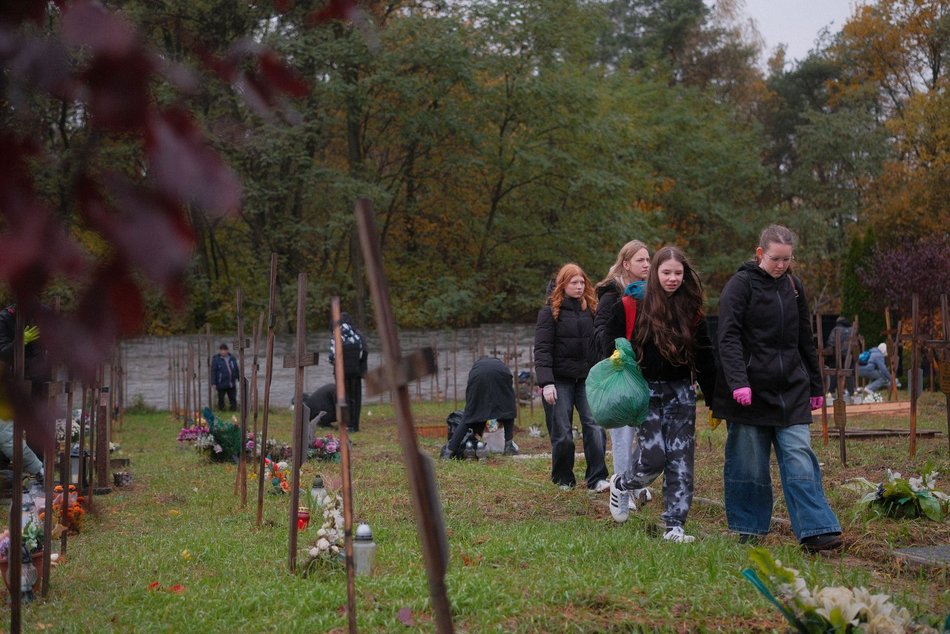 Światełko Pamięci na cmentarzu przy Zakładowej w Łodzi. Wolontariusze zapalili znicze