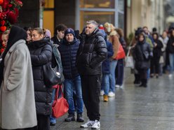 Łódź. Kolejka po pączki