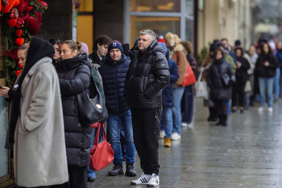 Łódź. Kolejka po pączki