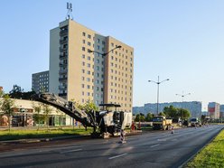 Łódź. Wieczorny remont Rokicińskiej w Łodzi. Kiedy drogowcy położą nowy asfalt?
