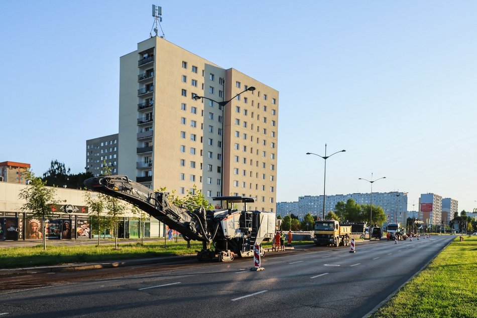 Łódź. Wieczorny remont Rokicińskiej w Łodzi. Kiedy drogowcy położą nowy asfalt?