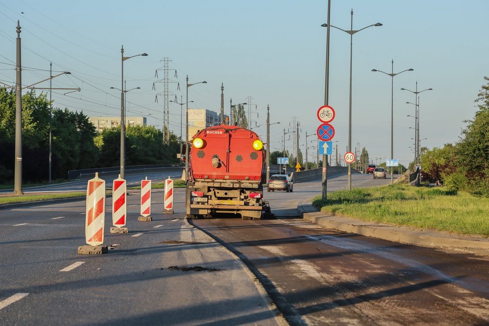 Łódź. Wieczorny remont Rokicińskiej w Łodzi. Kiedy drogowcy położą nowy asfalt?