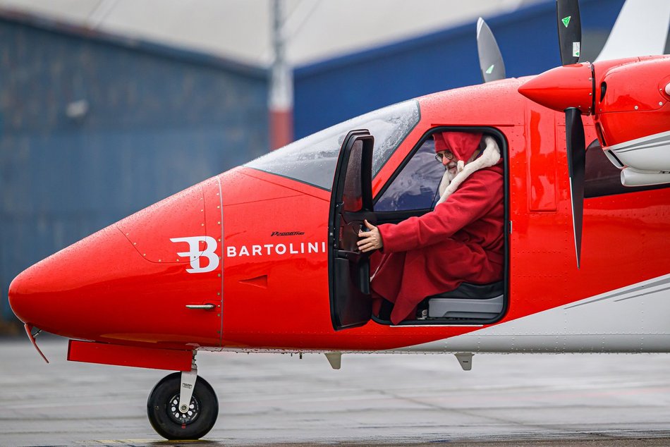 Mikołaj przyleciał helikopterem na lotnisko w Łodzi