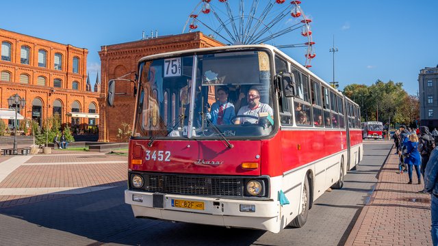 Wielka parada autobusów przejechała ulicami Łodzi. MPK Łódź uczciło 75-lecie komunikacji autobusowej [ZDJĘCIA]