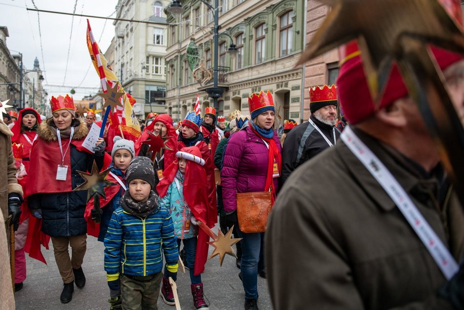 Orszak Trzech Króli w Łodzi. Tłumy łodzian świętowały w kolorowym pochodzie [ZDJĘCIA]