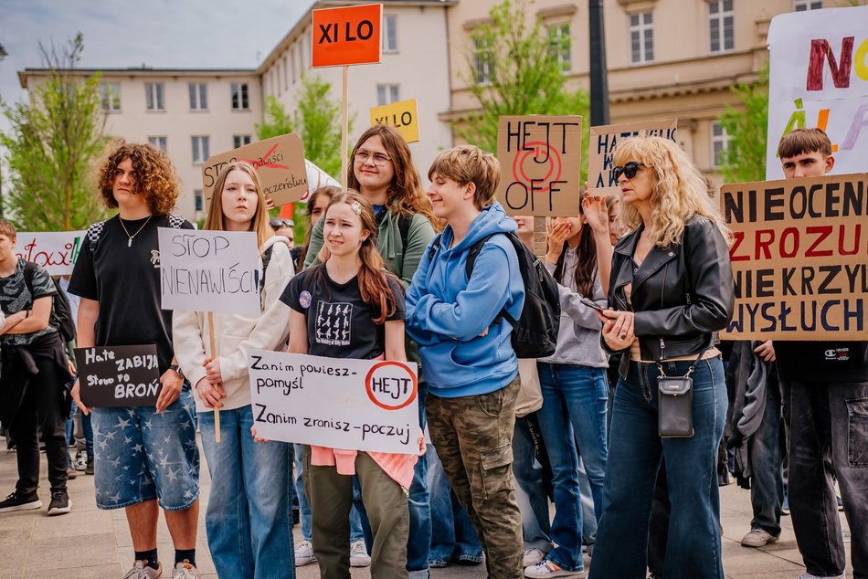 Łódź. Marsz Przeciwko Przemocy i Hejtowi przeszedł Piotrkowską. Uczniowie w ważnej sprawie!