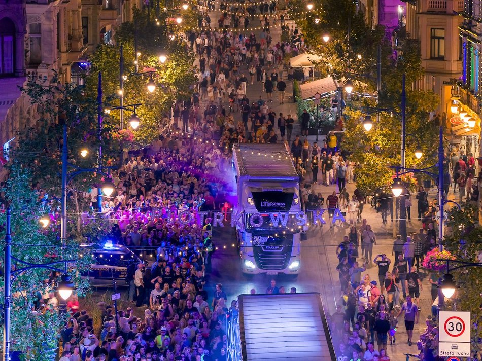 Łódź. To dopiero widok! Największy pochód w historii Parady Wolności w Łodzi z lotu ptaka!