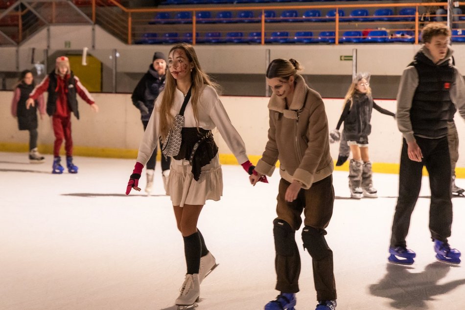 Łódź. Halloween na lodowisku Bombonierka w Łodzi. Królestwo duchów i zjaw na lodzie