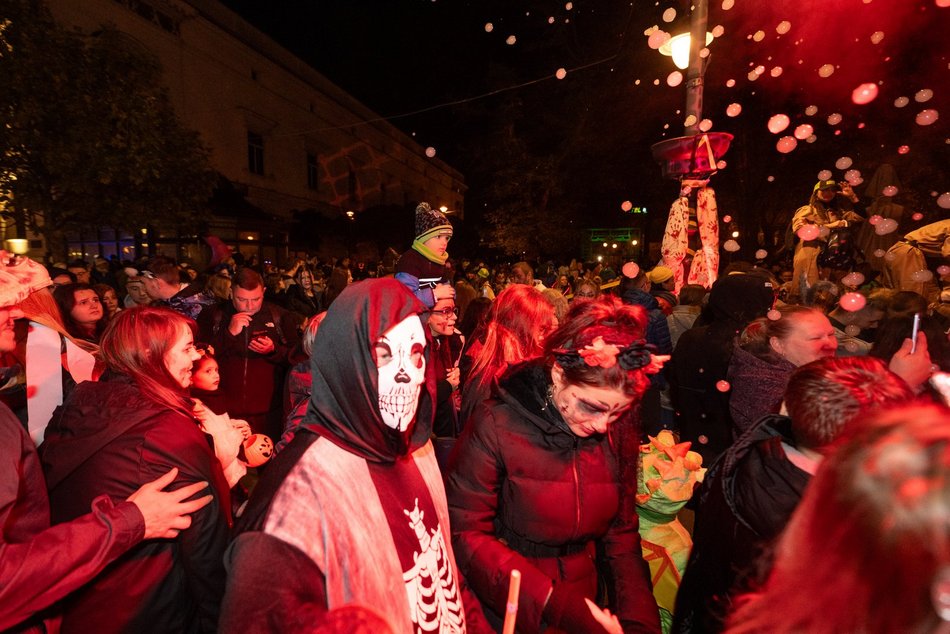 Łódź. Halloweenowa parada przeszła Piotrkowską w Łodzi. Tłumy duchów, czarownic i zombie!