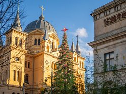 Łódź. Choinka na Piotrkowskiej prawie gotowa