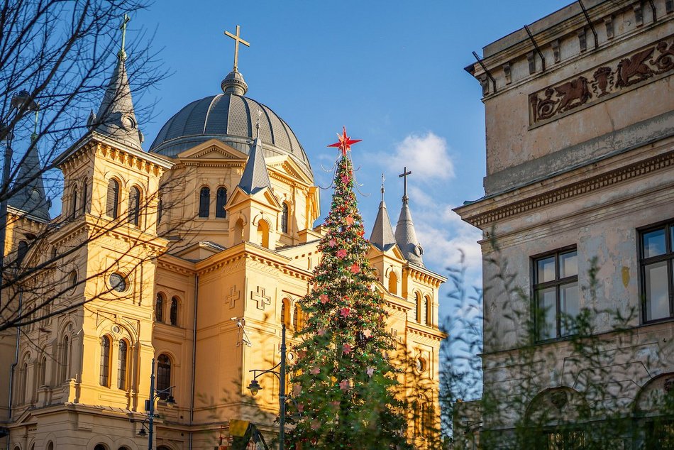Łódź. Choinka na Piotrkowskiej prawie gotowa