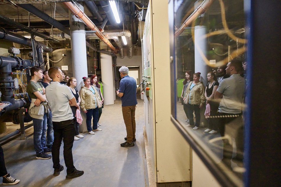 Łodzianie podczas Nocy Muzeów Łódź 2024 zobaczyli podbasenie i strefę filtracji Aquaparku Fala