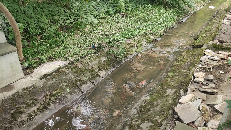 Zawalony w skutek burzy most na rzece Bałutce