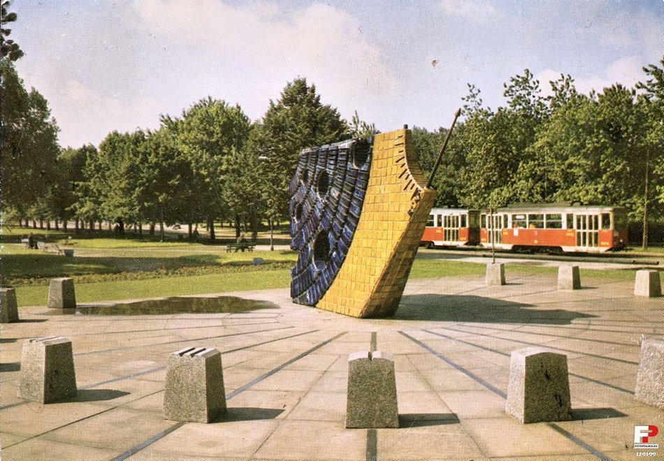 Rzeźba „Całoroczny zegar słoneczny" w parku Staromiejskim