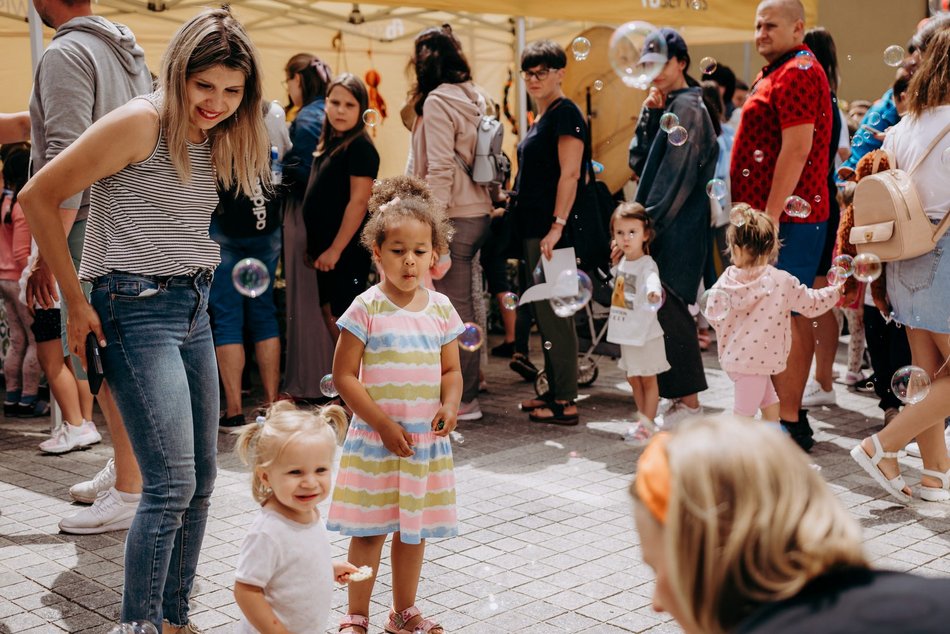 dzieci podczas zabawy