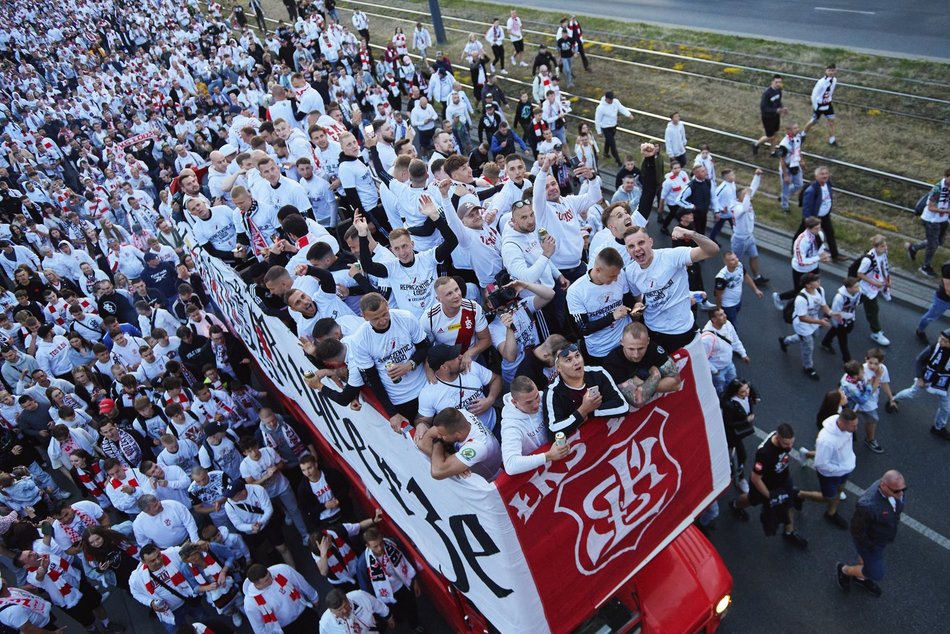 kibice i piłkarze świętują sukces