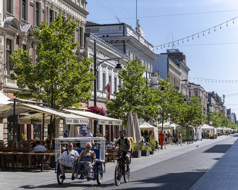 ludzie w centrum miasta