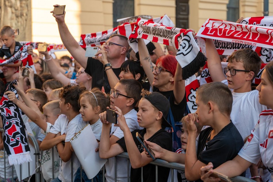 ŁKS Łódź zaprezentował skład na placu Wolności! Byłeś/aś tam? Odszukaj się w galerii