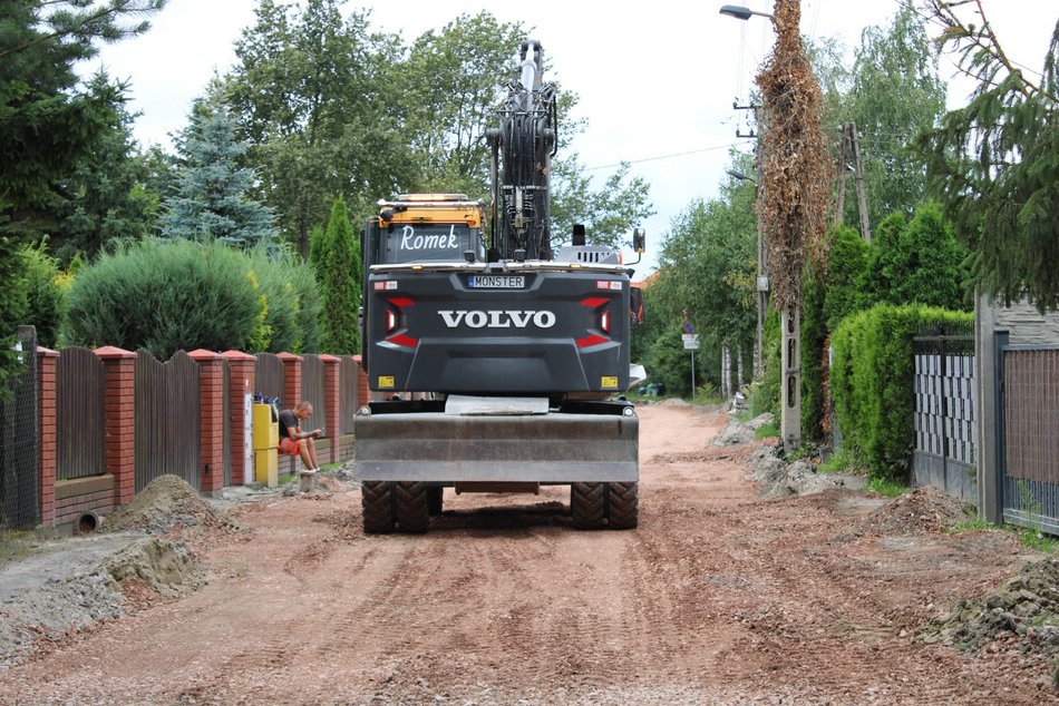 Łódź. Remont Bałtyckiej w Łodzi rozpoczęty. Betonowe płyty zastąpią drogę gruntową