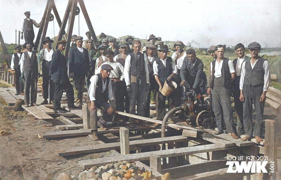 Łódź. Robotnicy przy pompie do odwadniania wykopu