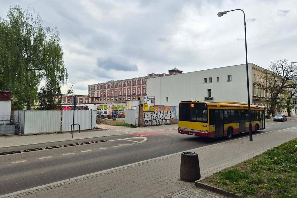 Łódź. Nowy supermarket w centrum Łodzi. Dwupiętrowy sklep stanie obok akademika BaseCamp