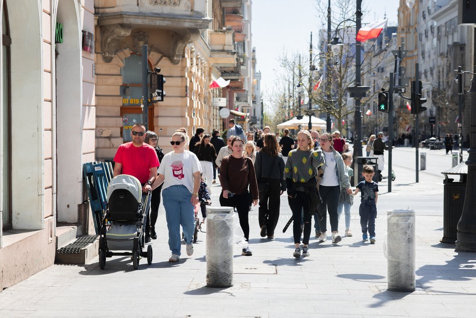 Łódź. Majówka na Piotrkowskiej w Łodzi. Tłumy spacerowiczów od rana do wieczora!