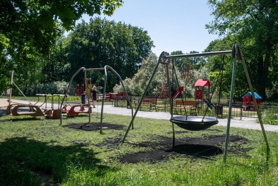 Łódź. Strefy zabaw w Parku nad Jasieniem 