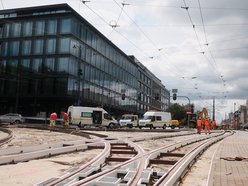 Remont torowiska na Zachodniej w Łodzi. Zobacz, jak pracują torowcy!
