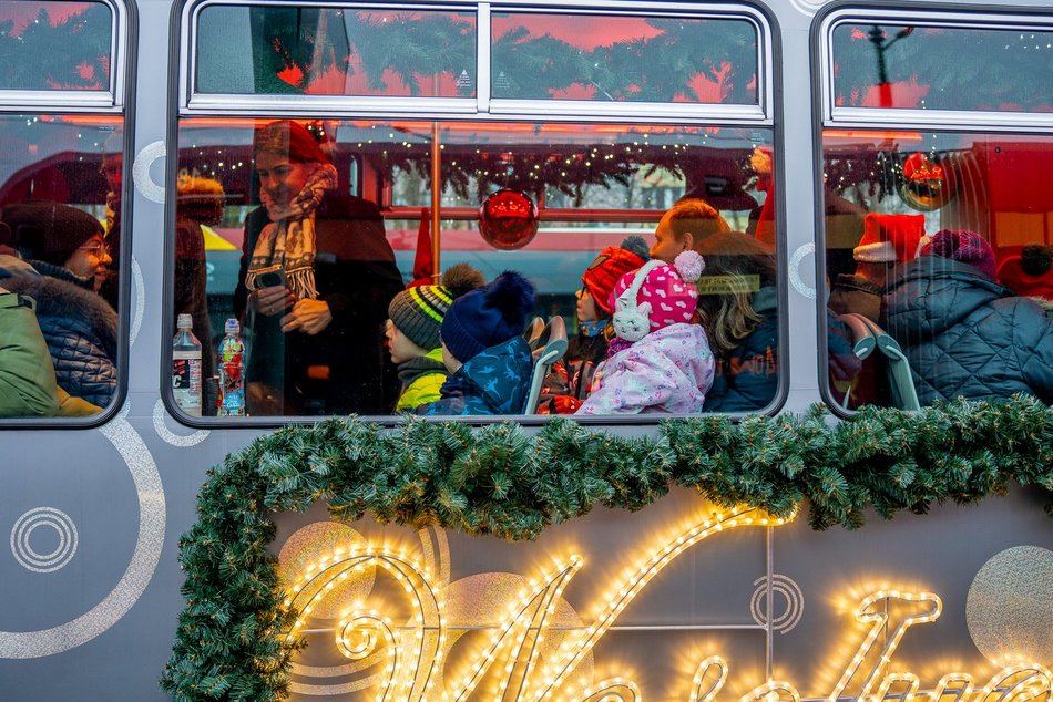 Łódź. Mikołajkowy tramwaj MPK Łódź już pędzi po mieście! Zobacz, jak się prezentuje
