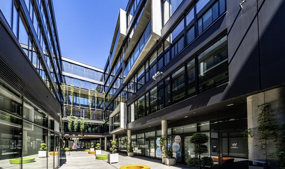 TOP 15 lustrzanych budynków w Łodzi. Zobaczysz w nich swoje odbicie