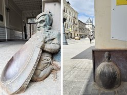 Żeliwne odboje w bramach kamienic przy ul. Piotrkowskiej