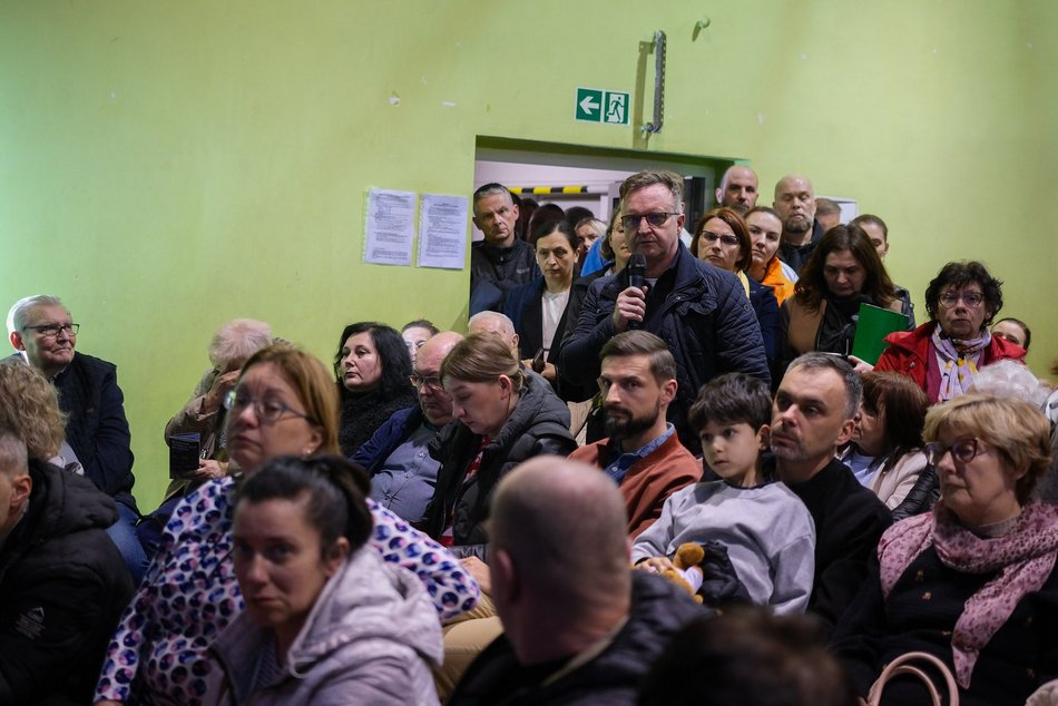 Łódź. Kolej Dużych Prędkości w Łodzi. Tłumy mieszkańców Starego Polesia na spotkaniu z wykonawcami