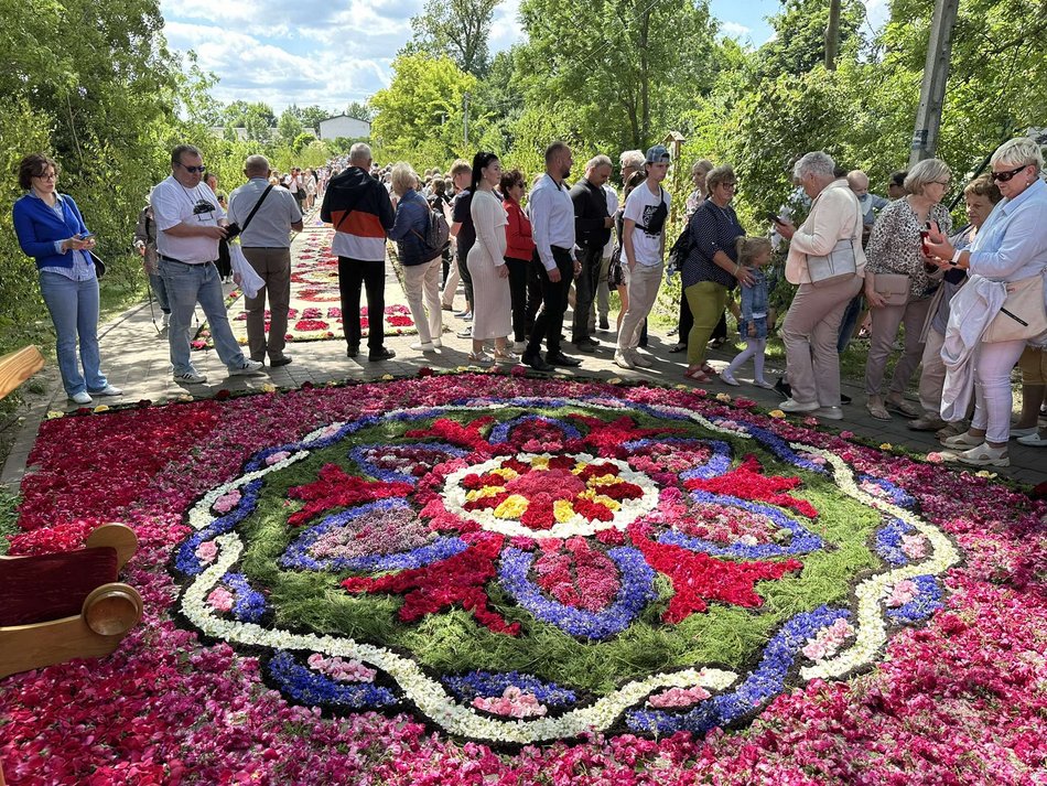 Łódź. Boże Ciało w Łódzkiem. Kwiatowe dywany w Spycimierzu