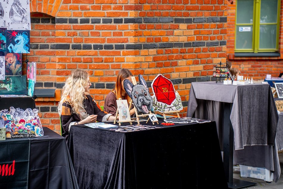 Łódź. Lipcowy targ staroci na Księżym Młynie. Miłośnicy rzeczy z duszą nie zawiedli