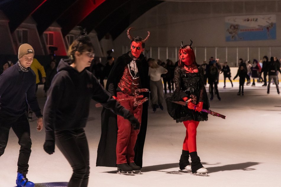 Łódź. Halloween na lodowisku Bombonierka w Łodzi. Królestwo duchów i zjaw na lodzie