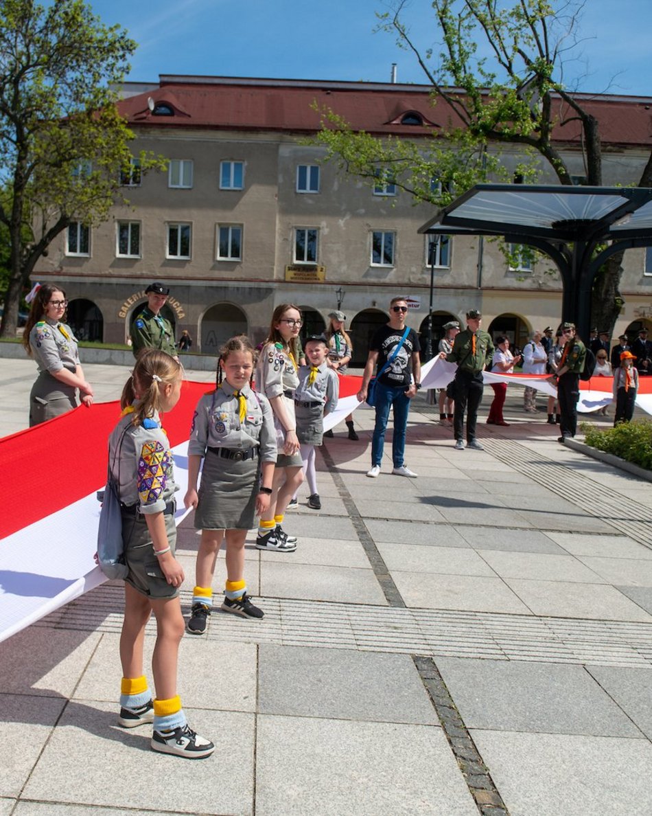 Łódź biało-czerwona. Ulicami miasta przeszedł marsz z okazji Dnia Flagi Rzeczypospolitej Polskiej