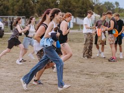 Tłumy fanek Louisa Tomlinsona przed wejściem na Łódź Summer Festival 2025